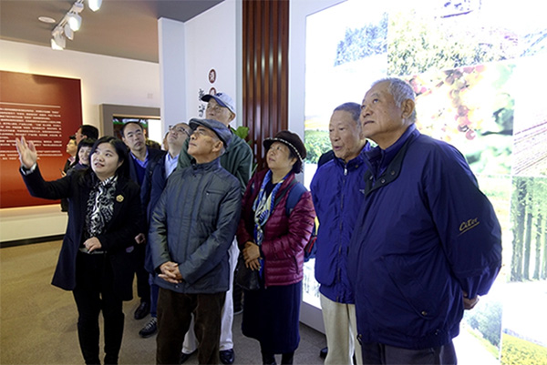 參觀谷牧在新沙紀念展廳 參觀谷牧在新沙紀念展廳
