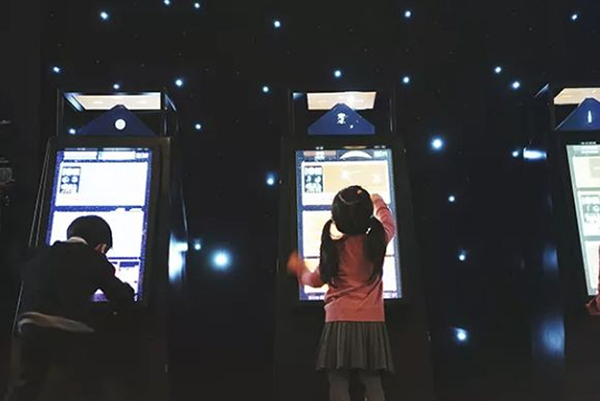 360°全息投影和全屏面板 360°全息投影和全屏面板
